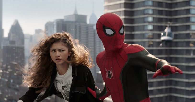 "Spider-Man: Bez drogi do domu" wyreżyserowany przez Jona Wattsa nie ma sobie równych w światowym box-office. Komiksowe widowisko z Tomem Hollandem w roli głównej stopniowo wspina się w stronę szczytu listy najbardziej kasowych filmów wszech czasów. Film zarobił już 1,370 miliarda dolarów, co pozwoliło mu wyprzedzić "Czarną Panterę", która zarobiła o 30 milionów dolarów mniej. Nowy "Spider-Man" znajduje się już na 12. miejscu na liście najbardziej kasowych filmów w historii.
