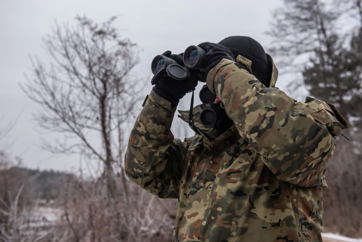 Na odcinku ochranianym przez placówkę straży granicznej w Szudziałowie doszło do siłowej próby przekroczenia granicy. Dwie osoby w cywilnych ubraniach rzucały kamieniami i gałęziami w stronę polskich patroli - poinformowała rzeczniczka straży granicznej por. Anna Michalska.