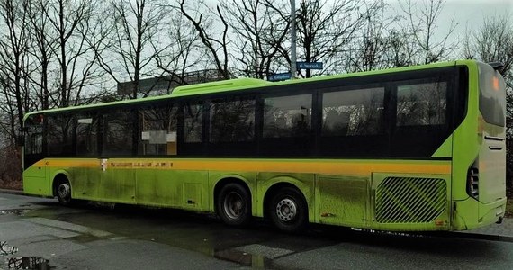 Ponad 0,6 promila alkoholu w organizmie miał kierowca podmiejskiego autobusu, którego policjanci zatrzymali we Wrocławiu. 56-letniemu mężczyźnie grozi do dwóch lat więzienia. W chwili zatrzymania w pojeździe był jeden pasażer. 