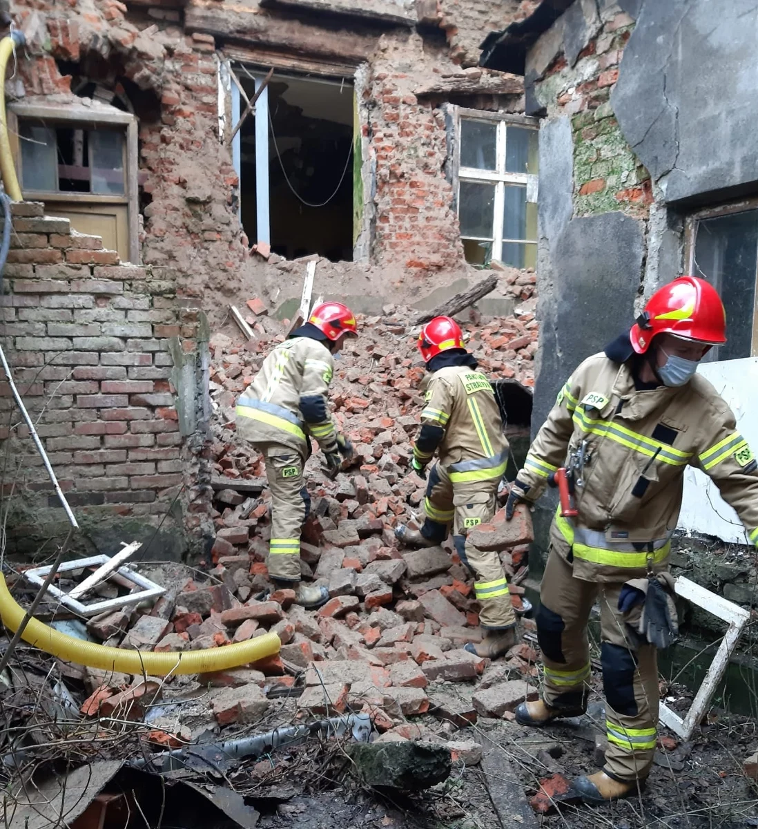 Strażacy zakończyli prace na miejscu zawalenia się ściany jednej z kamienic w Bielsku-Białej. Pod gruzami nikogo nie znaleziono. Budynek był niezamieszkany. 