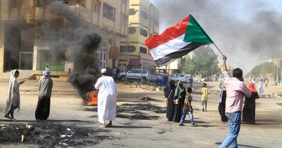 Premier Sudanu Abdalla Hamdok podał się w niedzielę do dymisji motywując ją trwającym impasem wokół sformowania nowego rządu po wojskowym zamachu stanu. Hamdok wezwał do dialogu przy okrągłym stole wszystkich sił politycznych kraju iw celu przełamanie obecnego impasu.