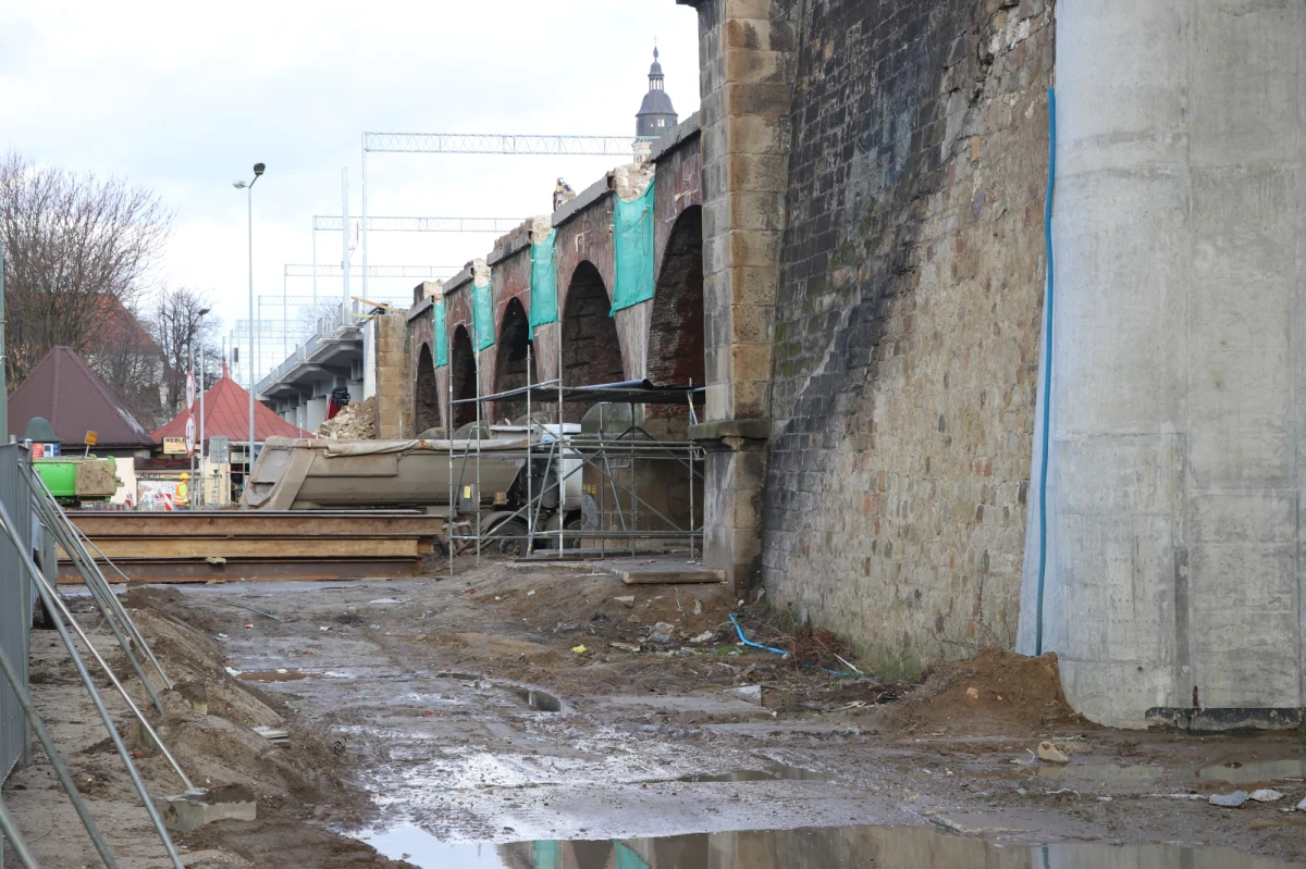 Od poniedziałku duże zmiany czekają kierowców i pasażerów komunikacji miejskiej na jednej z głównych ulic w ścisłym centrum Krakowa. Ze względu na modernizację linii kolejowej i rozbiórkę wiaduktu dla ruchu całkowicie zamknięta została ulica Grzegórzecka. Przejazd ulicą Dietla pomiędzy rondem Grunwaldzkim a Grzegórzeckim jest niemożliwy. 
