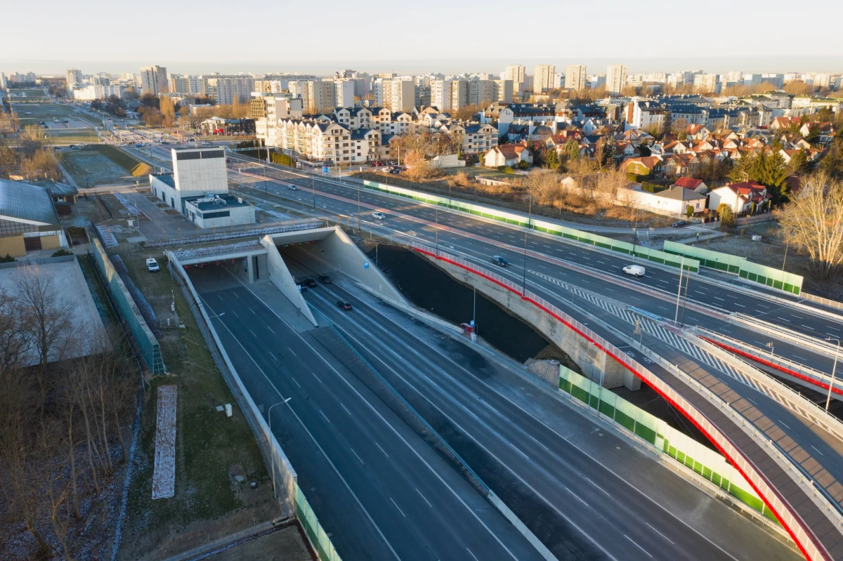 Ponad 4600 kierowców przekroczyło prędkość w tunelu pod Ursynowem przez pierwszych 10 dni od otwarcia nowego odcinka Południowej Obwodnicy Warszawy. Tyle naruszeń zarejestrowały kamery systemu odcinkowego pomiaru prędkości.  