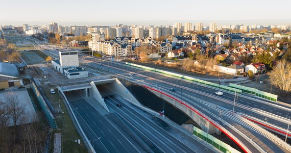 Ponad 4600 kierowców przekroczyło prędkość w tunelu pod Ursynowem przez pierwszych 10 dni od otwarcia nowego odcinka Południowej Obwodnicy Warszawy. Tyle naruszeń zarejestrowały kamery systemu odcinkowego pomiaru prędkości.  