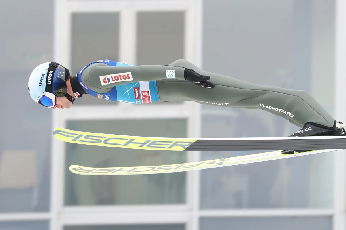 Kamil Stoch nie przebrnął kwalifikacji do jutrzejszego konkursu Turnieju Czterech Skoczni w Innsbrucku. Będzie to trzeci konkurs tegorocznego turnieju. Trzykrotny triumfator tych prestiżowych zawodów został sklasyfikowany na 59. miejscu. Awans wywalczyło pięciu pozostałych Polaków.
