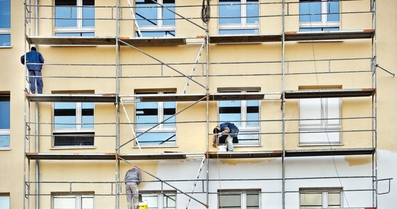 ​62-letni mężczyzna zginął na miejscu po upadku z wysokości podczas prac budowlanych na ul. Harcerskiej w Gdyni. Okoliczności zdarzenia wyjaśnia policja.