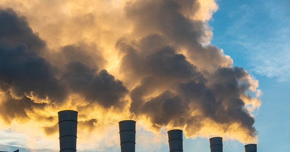 Europejski system handlu uprawnieniami do emisji CO2 (ETS) zachęca do dekarbonizacji i generuje przychody, aby inwestować w czyste technologie źródeł energii. Pomógł nam już obniżyć emisje o ponad 40 proc. od 2005 roku w sektorach, które obejmuje - powiedział rzecznik KE Tim McPhie pytany o artykuł polskiego premiera Mateusza Morawieckiego w "Euractiv".