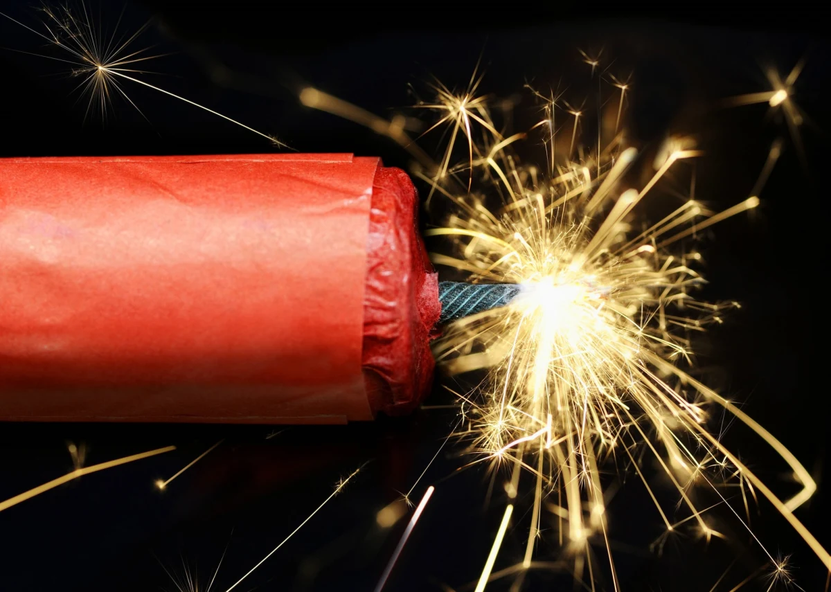 ​Petarda odpalona w sylwestrową noc wpadł przez otwarte okno do mieszkania w Turku (woj. wielkopolskie). Fajerwerk ranił dwie osoby dorosłe i 6-miesięczne dziecko, które z obrażeniami m.in. rączki i twarzy zostało przewiezione do szpitala w Koninie. Policja poszukuje sprawców.