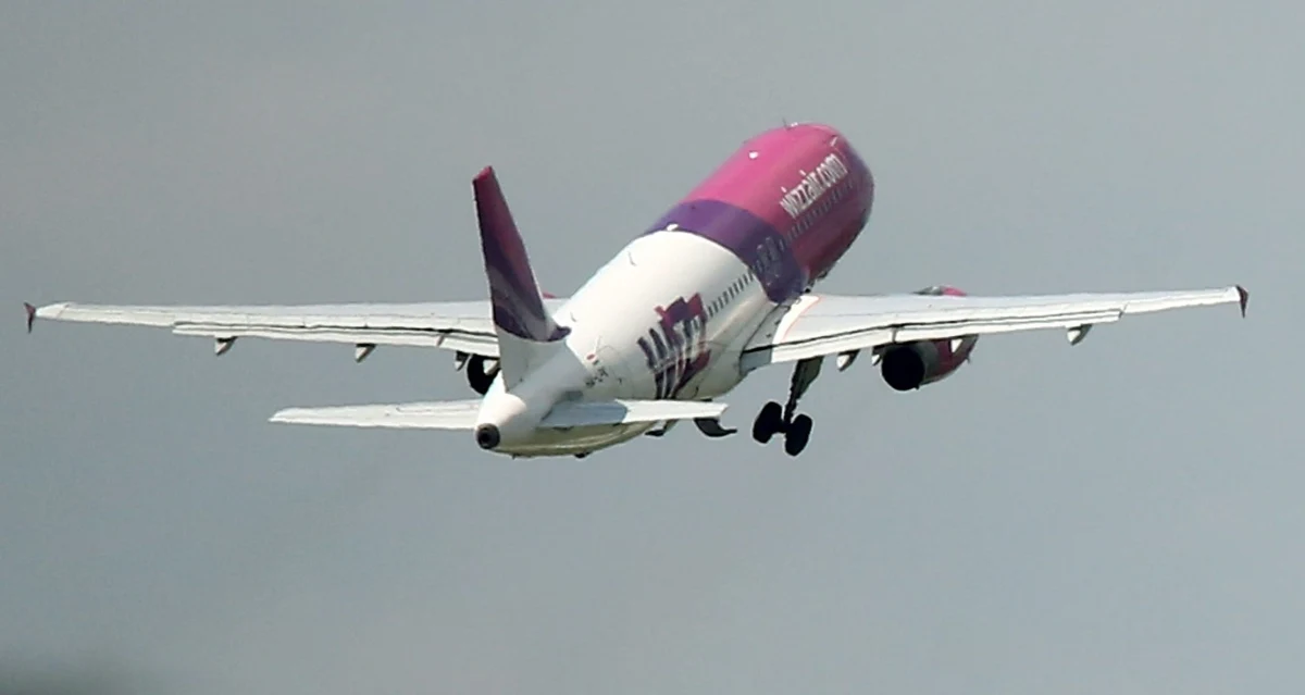 ​Noworoczny lot z Gruzji do Polski musiał zostać przerwany. Samolot linii WizzAir awaryjnie lądował w Rumunii po tym, jak jedna z pasażerek zaczęła rodzić.
