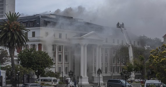 Znów płonie budynek parlamentu RPA w Kapsztadzie. Ogień został w nocy ugaszony, jednak w poniedziałek po południu ponownie wybuchł. 