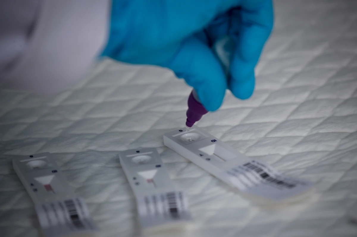 Niepokojące informacje dotyczące pandemii koronawirusa napływają z Australii. W ciągu pierwszych trzech dni roku odnotowano więcej przypadków zarażenia Covid-19 w stanie Wiktoria niż przez cały 2020 rok. Takie informacje przekazał serwis informacyjny news.com.au.