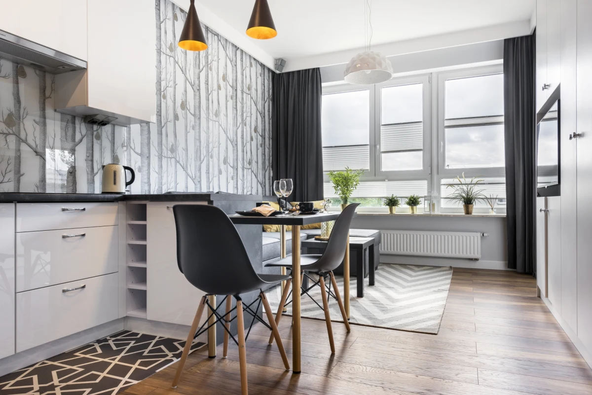 Dotychczasowe zmiany kosztu pieniądza w Polsce oznaczają, że rata przeciętnego kredytu mieszkaniowego wzrosła z 1125 zł miesięcznie we wrześniu do ok. 1350 zł obecnie, a docelowo ma to być ok. 1,5 tys. zł - wynika z analizy HRE Investments.