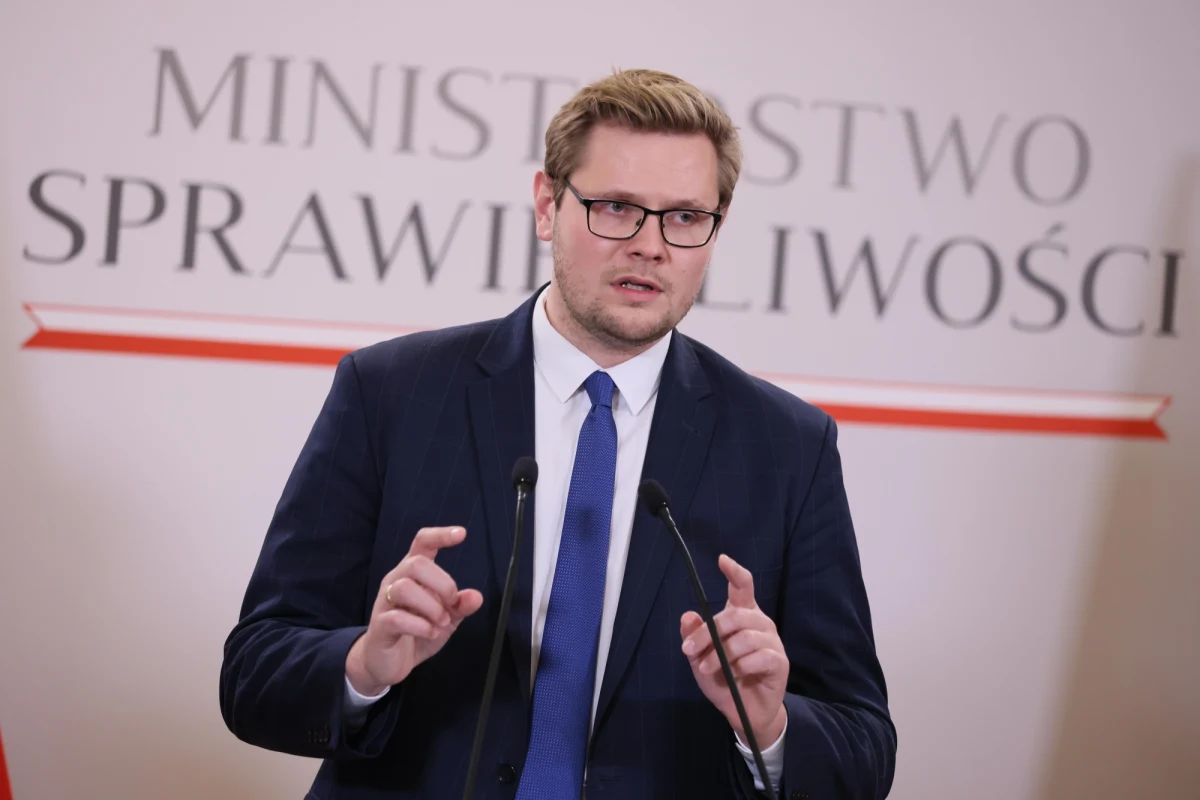 W 2017 r. Ministerstwo Sprawiedliwości w pełni legalnie przekazało CBA dotację na zwalczanie przestępczości; na co konkretnie poszły te środki to informacja niejawna; czymś śmiesznym byłoby, gdyby współczesne państwa nie miały środków techniki specjalnej - mówił w Polsat News wiceszef MS Michał Woś. W poniedziałek "Gazeta Wyborcza" napisała, że służące do inwigilowania program Pegasus został zakupiony dla CBA za 25 mln zł ze środków Funduszu Sprawiedliwości, podległego Ministerstwu Sprawiedliwości. Według gazety wniosek ministra sprawiedliwości dotyczący "zmian w planie finansowym Funduszu Pomocy Pokrzywdzonym oraz Pomocy Postpenitencjarnej na 2017 rok" pozytywnie zaopiniowała we wrześniu 2017 roku sejmowa komisja finansów publicznych. Jak napisała gazeta, wniosek ten komisji przedstawił wiceminister Woś.