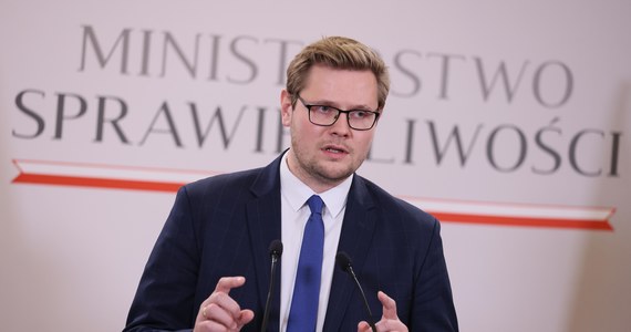 W 2017 r. Ministerstwo Sprawiedliwości w pełni legalnie przekazało CBA dotację na zwalczanie przestępczości; na co konkretnie poszły te środki to informacja niejawna; czymś śmiesznym byłoby, gdyby współczesne państwa nie miały środków techniki specjalnej - mówił w Polsat News wiceszef MS Michał Woś. W poniedziałek "Gazeta Wyborcza" napisała, że służące do inwigilowania program Pegasus został zakupiony dla CBA za 25 mln zł ze środków Funduszu Sprawiedliwości, podległego Ministerstwu Sprawiedliwości. Według gazety wniosek ministra sprawiedliwości dotyczący "zmian w planie finansowym Funduszu Pomocy Pokrzywdzonym oraz Pomocy Postpenitencjarnej na 2017 rok" pozytywnie zaopiniowała we wrześniu 2017 roku sejmowa komisja finansów publicznych. Jak napisała gazeta, wniosek ten komisji przedstawił wiceminister Woś.