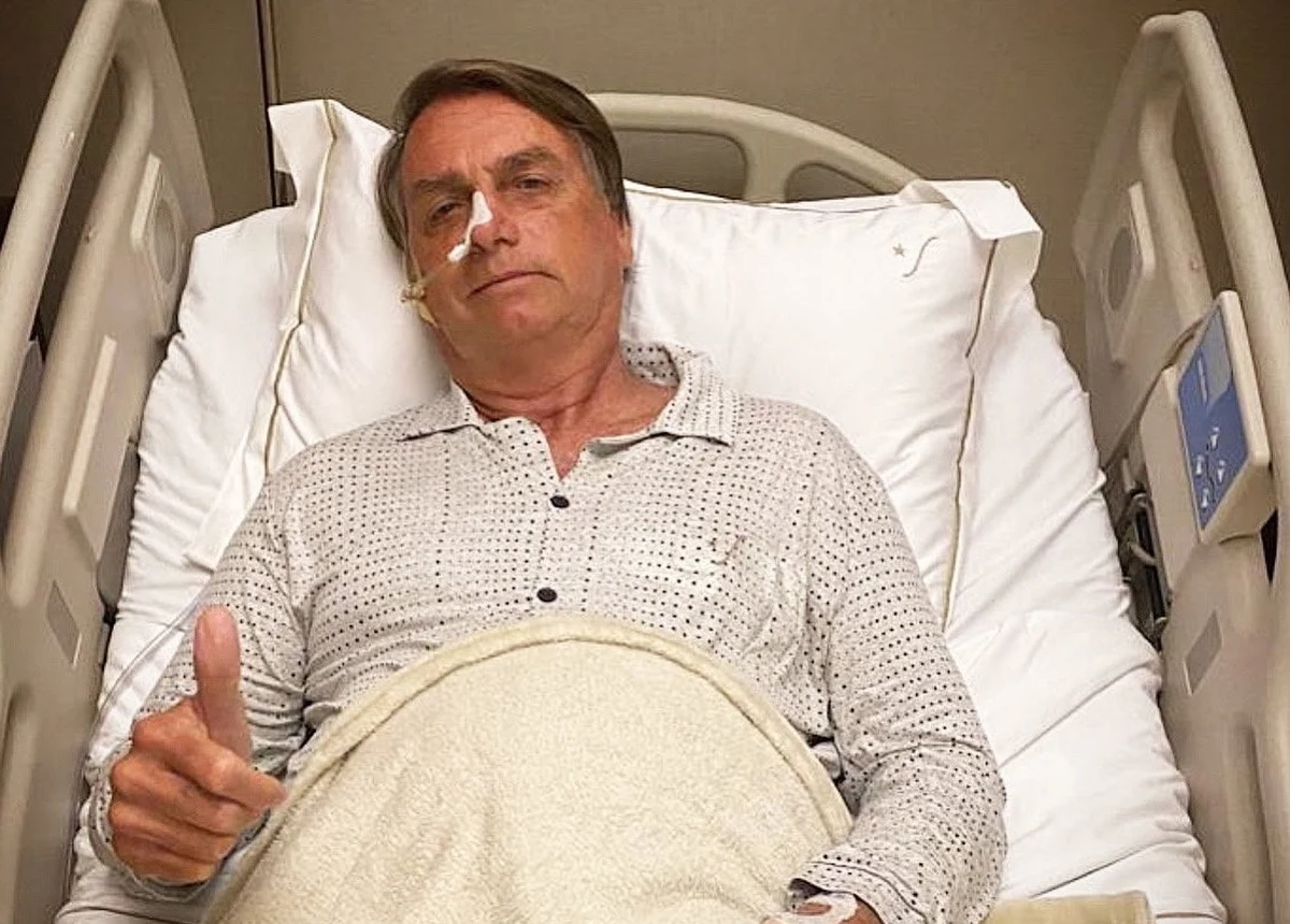 Poprawia się stan zdrowia prezydenta Brazylii Jaira Bolsonaro. W poniedziałek został on hospitalizowany w trybie pilnym z powodu niedrożności jelit. Nie ma jeszcze ostatecznej decyzji, czy Bolsonaro będzie musiał być operowany. 