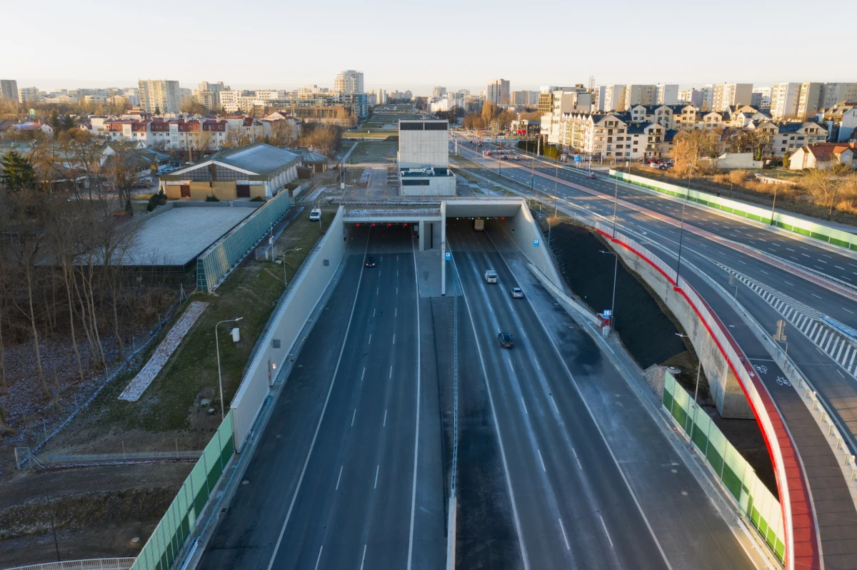 W ciągu niespełna dwóch tygodni od otwarcia ursynowskim odcinkiem Południowej Obwodnicy Warszawy przejechało już ponad pół miliona kierowców. Niestety, nie brakuje osób, które w tunelu zachowują się skrajnie nieodpowiedzialnie. Jak informuje Generalna Dyrekcja Drog Krajowych i Autostrad, jeden z nich wysiadł z auta i próbował stanąć na głowie, a inni urządzają tam sesje zdjęciowe.