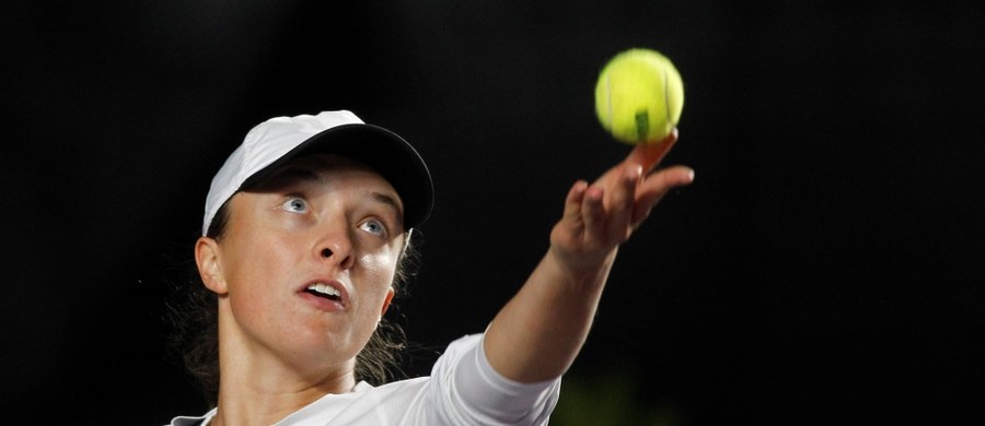 Iga Świątek pokonała reprezentującą Australię Darię Saville 6:3, 6:3 i awansowała do drugiej rundy turnieju WTA w Adelajdzie. Był to pierwszy w tym roku mecz polskiej tenisistki. O ćwierćfinał Świątek powalczy z finalistką ubiegłorocznego US Open - Kanadyjką Leylah Fernandez.