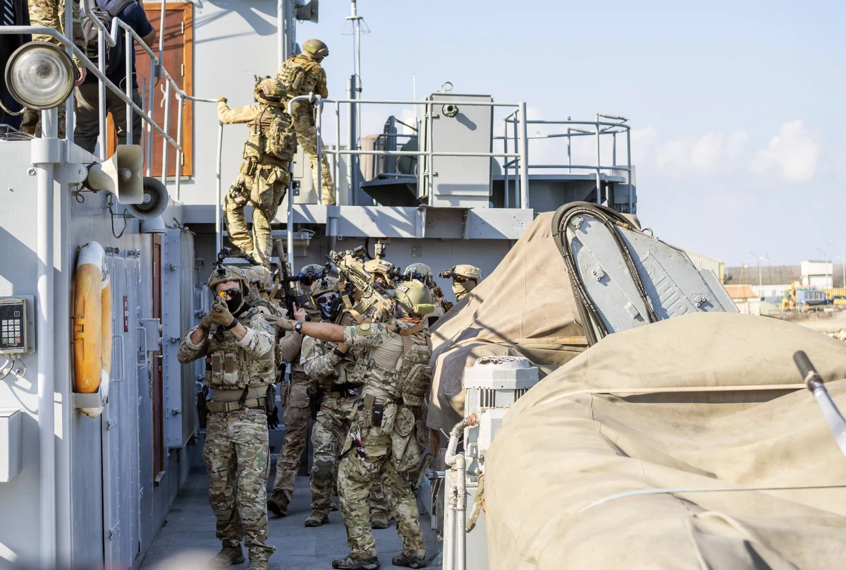 Sędzia federalny zakazał amerykańskiemu ministerstwu obrony ukarania kilkudziesięciu komandosów z Navy SEAL i żołnierzy innych sił specjalnych, odmawiających przyjęcia szczepionki przeciwko Covid-19. Decyzje tłumaczyli wierzeniami religijnymi.
