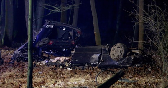19-letni kierowca zginął w wypadku drogowym, do którego doszło w nocy z poniedziałku na wtorek w Jawiszowicach w Małopolsce. Mercedes, którym jechał, wypadł z drogi i uderzył w drzewo.