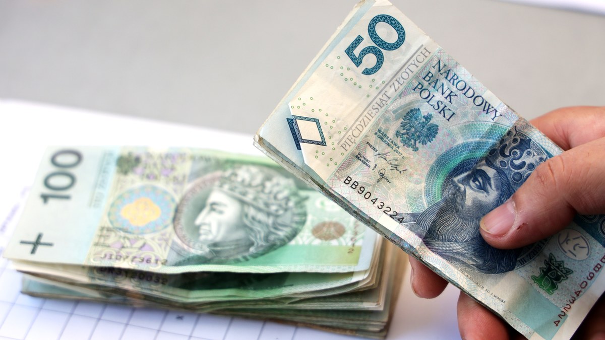 Część firm szykuje obniżkę pensji pracowników. Wykorzystują do tego Polski Ład – informuje "Rzeczpospolita".