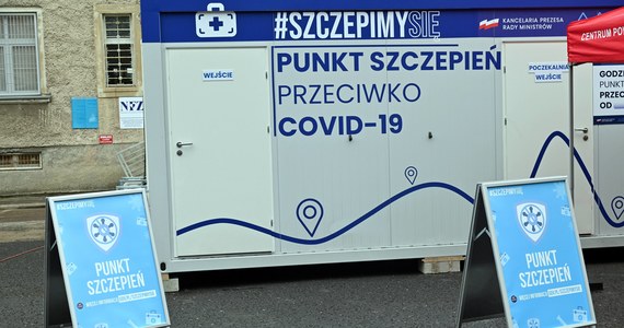 "Od 31 grudnia wystawiane są Unijne Certyfikaty Covid dla osób z upośledzoną odpornością, które przyjęły dawkę dodatkową szczepionki" - powiedział we wtorek rzecznik MZ Wojciech Andrusiewicz. Dodał, że pod koniec stycznia wystawione zostaną UCC dla ozdrowieńców, którzy wykonali jedynie test antygenowy.