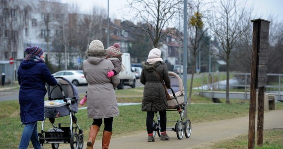 W wybranych placówkach Poczty Polskiej będzie można z pomocą pracowników ZUS-u składać drogą elektroniczną wnioski o pieniądze z programów Rodzina 500+ i Rodzinny Kapitał Opiekuńczy. To ułatwienie skierowane do osób zagrożonych wykluczeniem cyfrowym. Poczta Polska i Zakład Ubezpieczeń Społecznych podpisały list intencyjny w tej sprawie.