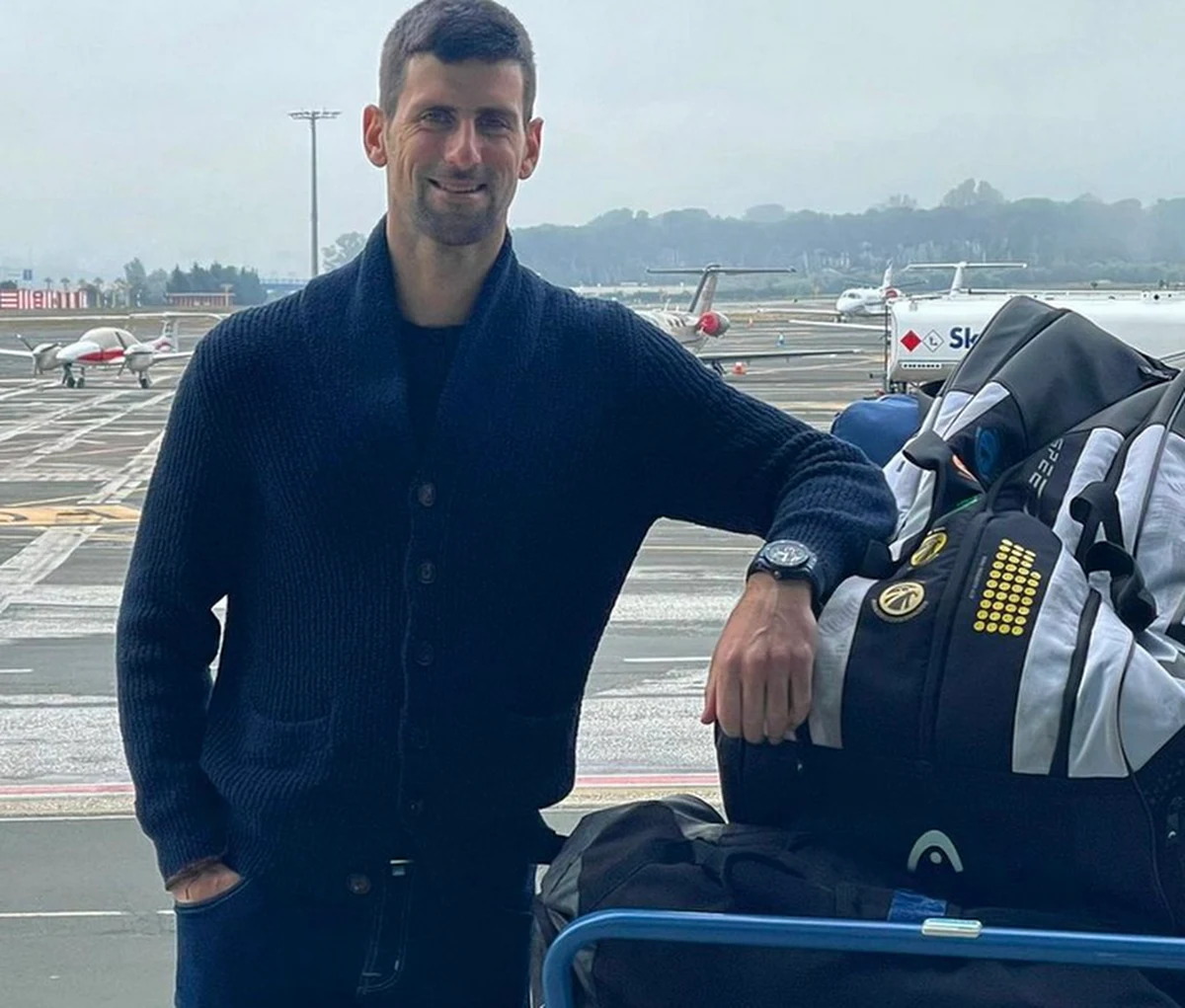Dziewięciokrotny zwycięzca Australian Open Novak Djokovic poinformował, że będzie bronił tytułu w zbliżającym się turnieju wielkoszlemowym w Melbourne. Serb został zwolniony z obowiązku szczepienia przeciw Covid-19 z powodów medycznych.