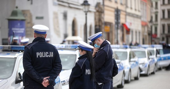 Nasze pensje z początkiem roku spadły – zaalarmowali nas policjanci. Jak podkreślali w rozmowie z dziennikarzem RMF FM, zapowiadane na ten rok podwyżki w wysokości 500 zł zostaną skonsumowane przez Polski Ład. Do sprawy na konferencji prasowej odniósł się wiceminister Maciej Wąsik i zapewnił, że funkcjonariusze ci otrzymają rekompensaty. 