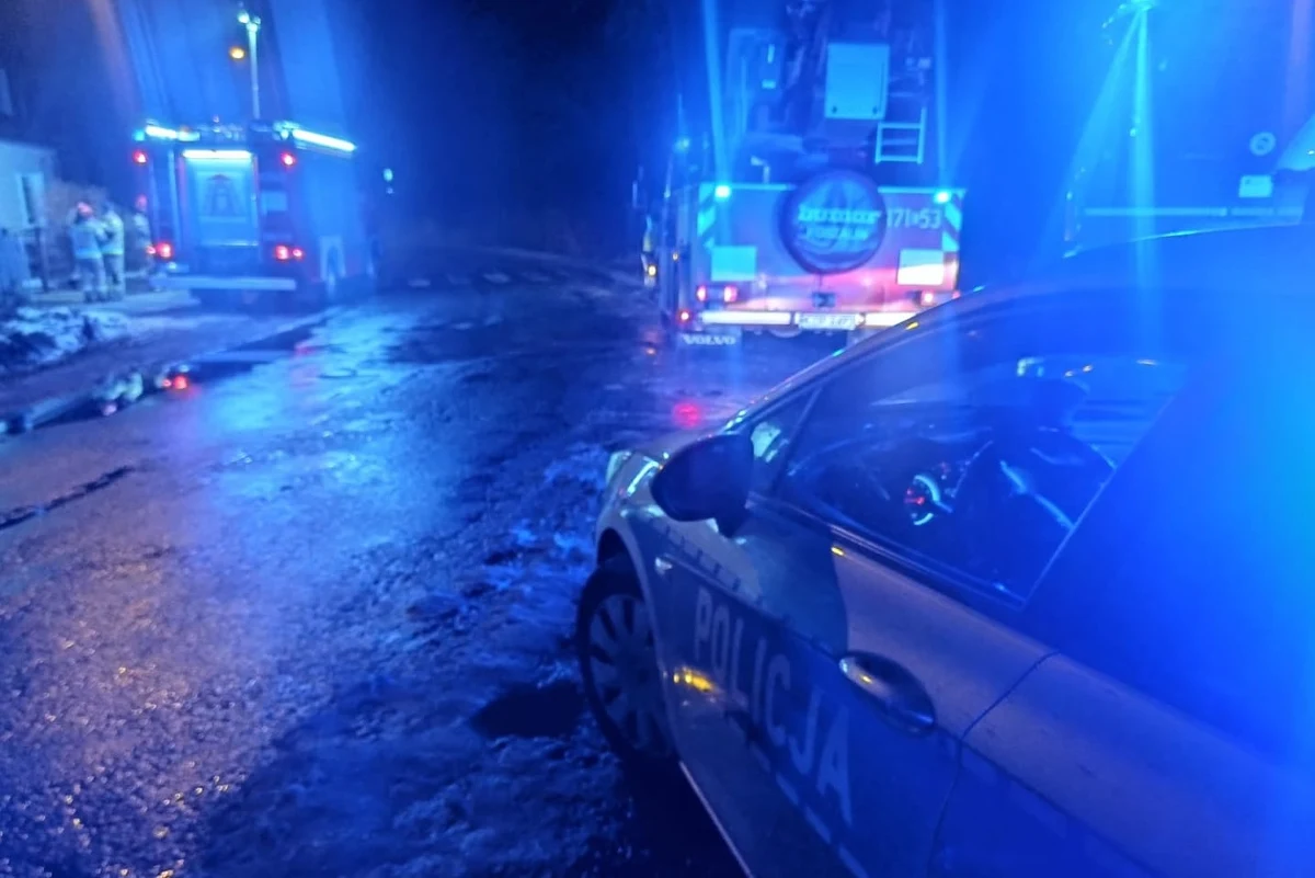 Pożar w Unewelu pod Opocznem, w którym zginęła 39-letnia kobieta i trójka jej dzieci, nie był nieszczęśliwym wypadkiem; ktoś najprawdopodobniej podłożył ogień w kilku miejscach w domu - podała prokuratura. Śledczy potwierdzili, że na ciałach dwóch chłopców były ślady po ugodzeniu nożem.