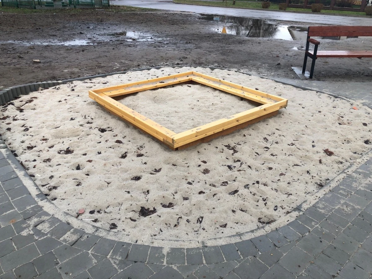 ​Błoto, wszechobecny żwir i źle ustawione oświetlenie - to główne zarzuty mieszkańców i radnego ze Stalowej Woli dotyczące boiska miejskiego oddanego do użytku kilka tygodni temu. Korzystanie z obiektu po deszczu lub po zmroku wiąże się ze sporymi niedogodnościami.