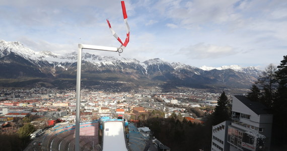 Fani skoków narciarskich mogą być rozczarowani, a organizatorzy Turnieju Czterech Skoczni mają poważny problem. Zaplanowany na wtorek konkurs w Innsbrucku kilkukrotnie był opóźniany, w końcu ostatecznie go odwołano. Powód? Zbyt silny wiatr, który uniemożliwił rywalizację na skoczni Bergisel.