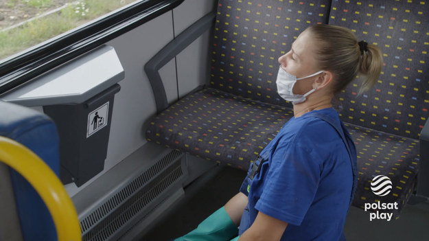 Czy praca ekipy sprzątającej dbającej o utrzymanie czystości w pociągu jest wymagająca? Zobacz fragment programu "Pociągi" emitowanego na antenie Polsat Play. 