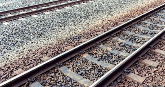 Do tragicznego wypadku doszło na torach kolejowych w Skarżysku-Kamiennej. Pociąg relacji Lublin - Wrocław śmiertelnie potrącił mężczyznę.