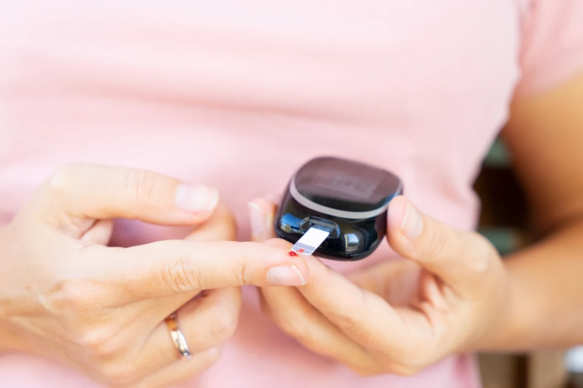 Naukowcy z Instytutu Salk w La Jolla w Kalifornii i University of Groningen w Holandii odkryli nową, niezależną od insuliny ścieżkę kontroli poziomu glukozy we krwi. Na łamach czasopisma "Cell Metabolism" opisują, w jaki sposób hormon FGF1, podobnie jak insulina przyczynia się do obniżenia poziomu glukozy, blokując proces lipolizy, czyli rozkładu tłuszczów. Oba hormony działają jednak w inny sposób, co budzi nadzieję na to, że FGF1 może pomóc w bezpiecznej i skutecznej terapii cukrzycy typu 2 u osób, które cierpią z powodu oporności na insulinę.