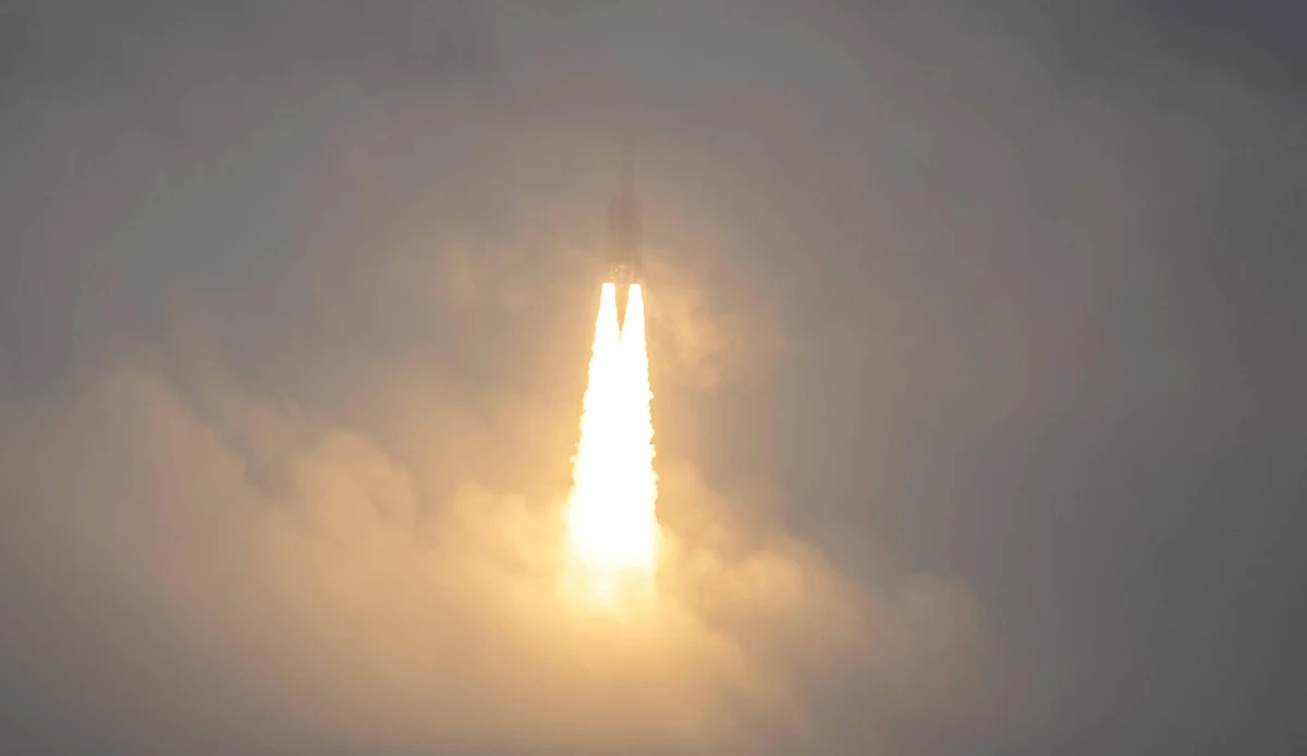 Kosmiczny Teleskop Jamesa Webba (JSTW) zakończył we wtorek proces rozkładania specjalnej osłony chroniącej go przed Słońcem - poinformowała amerykańska agencja kosmiczna NASA. Rozkładanie osłony było jednym z najbardziej newralgicznych punktów procesu uruchamiania nowatorskiego teleskopu.