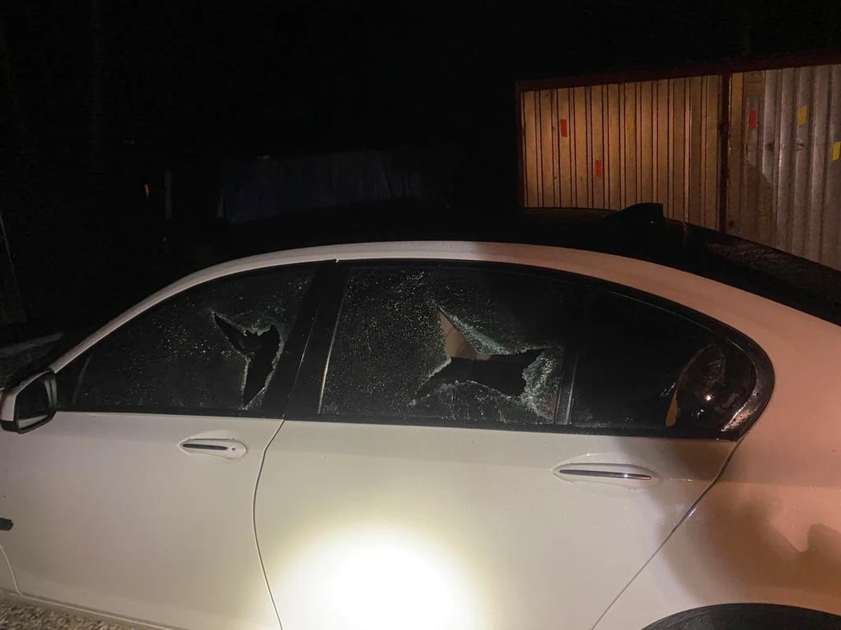 25-letni mieszkaniec powiatu brzeskiego w Małopolsce zniszczył siekierą bmw zaparkowane przed domem swojej dziewczyny, ponieważ myślał, że auto należy do jego rywala. Okazało się, że właścicielem samochodu jest mechanik, a bmw to pojazd zastępczy.