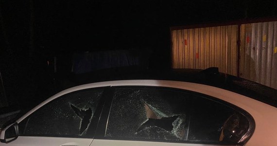 25-letni mieszkaniec powiatu brzeskiego w Małopolsce zniszczył siekierą bmw zaparkowane przed domem swojej dziewczyny, ponieważ myślał, że auto należy do jego rywala. Okazało się, że właścicielem samochodu jest mechanik, a bmw to pojazd zastępczy.