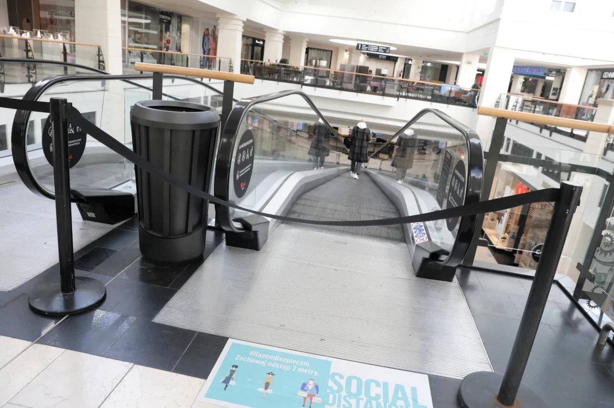 Przed południem na posiedzeniu komisji zdrowia powinno się rozpocząć wysłuchanie publiczne projektu o weryfikacji covidowej. Zakłada on m.in.  że pracodawca będzie mógł zażądać od pracownika okazania informacji o szczepieniu przeciw Covid-19, negatywnym wyniku testu lub informacji o przebytej infekcji.