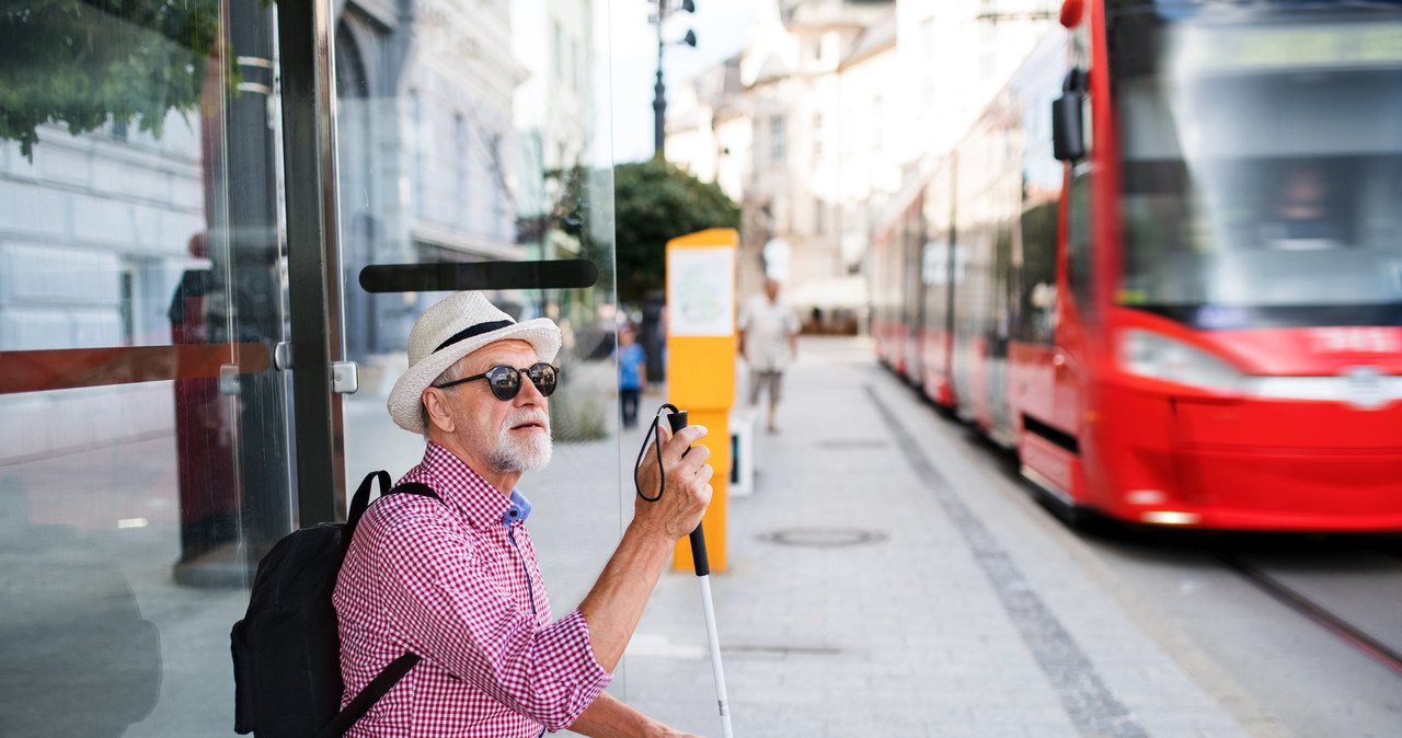 Systemy kamer samochodów autonomicznych coraz lepiej radzą sobie z wykrywaniem przeszkód, pieszych i innych pojazdów w celu unikania kolizji, dlatego pewien szwajcarski startup postanowił wykorzystać podobną technologię do pomocy osobom niewidomym i niedowidzącym.