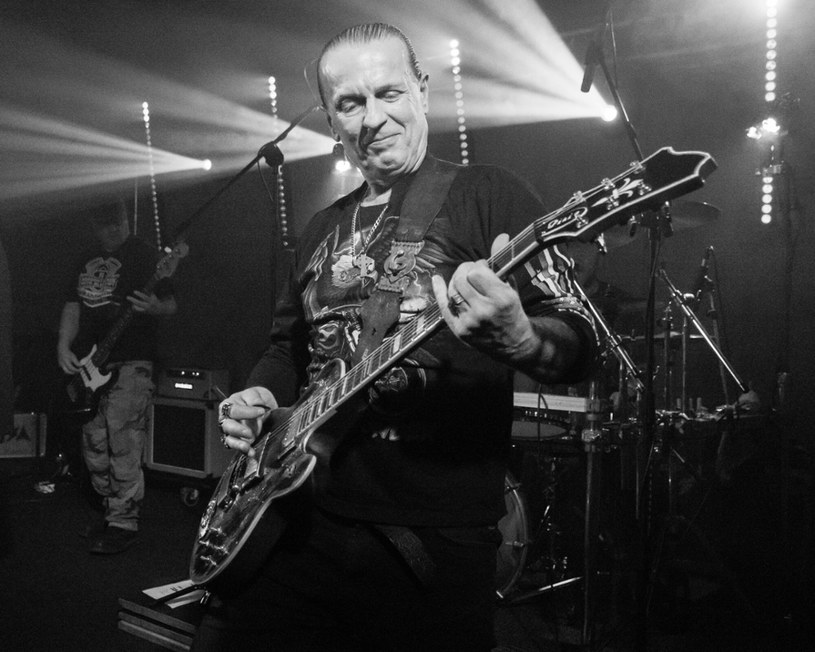 W mediach społecznościowych pojawiają się kondolencje i wspominki po śmierci Andrzeja Nowaka. Gitarzysta, kompozytor i założyciel legendarnej grupy TSA zmarł 4 stycznia w wieku 62 lat. Kto pożegnał słynnego muzyka? 