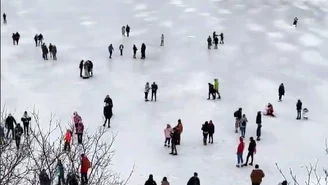 Pęka lód na Morskim Oku. Turyści wchodzą na taflę 