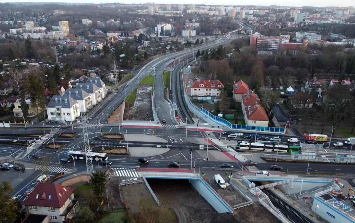 Część tzw. trasy średnicowej, czyli szczecińskiej obwodnicy śródmiejskiej, otwarto w nocy z wtorku na środę. Wprowadzona została stała organizacja ruchu na Węźle Łękno.