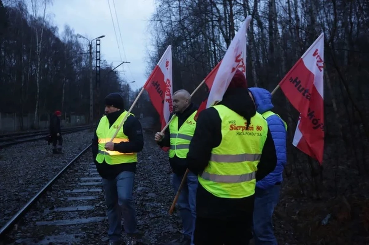 ​Mediacja nadzieją zarządu Polskiej Grupy Górniczej na zakończenie protestu górników. Na poniedziałek, 10 stycznia, władze spółki wyznaczyły termin spotkania z mediatorem. Zaproszenie na mediację otrzymały górnicze związki zawodowe, które od kilkudziesięciu godzin blokują tory do kopalń. Blokada zakończy się w czwartek, 6 stycznia, o godzinie 7:00, ale możliwe jest jej przedłużenie.