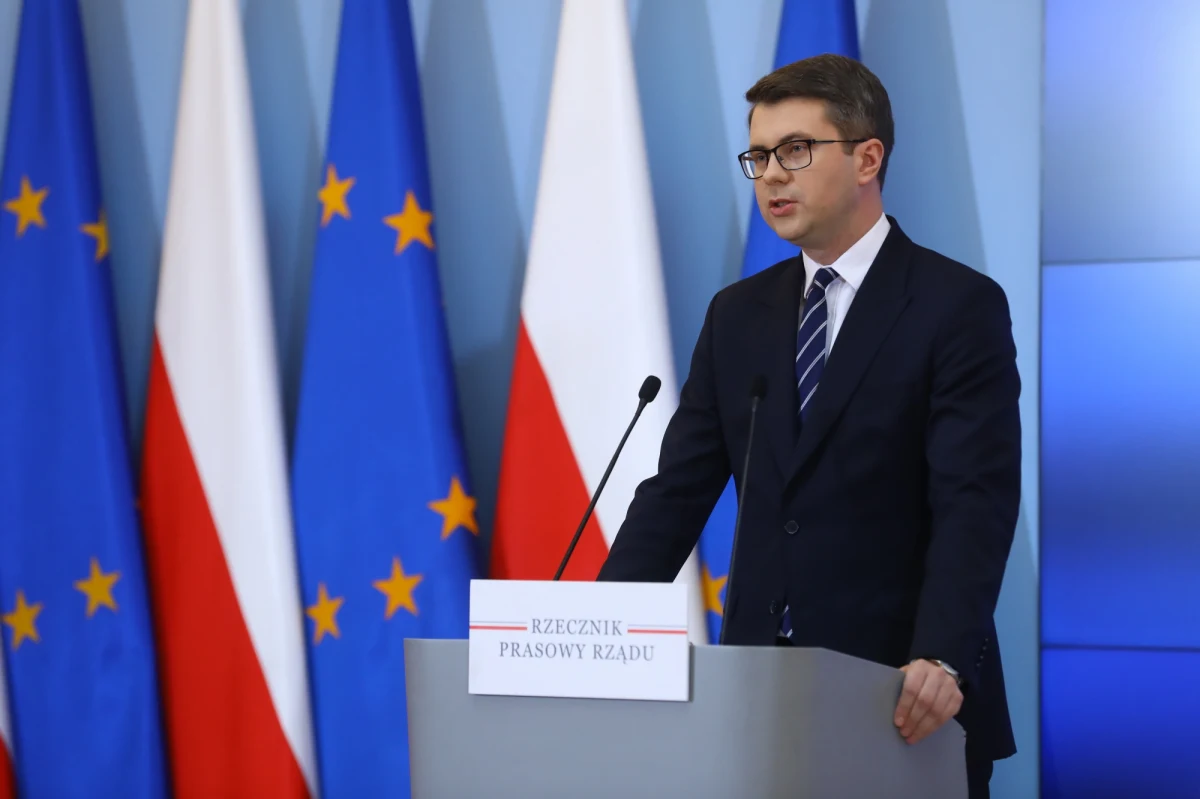 Nauczyciele, przedstawicie służb mundurowych, osoby, które zarabiają średnio miesięcznie, patrząc w ciągu roku, 12 800 zł na Polskim Ładzie nie tracą, a wiele z nich zyskuje - zapewniał w środę rzecznik rządu Piotr Müller. Jednocześnie zaznaczył, że "mogło dojść w kilku miejscach do złego naliczenia zaliczki na podatek dochodowy".