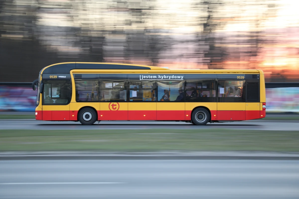 W styczniu na stołeczne ulice wyjadą cztery nowe linie autobusowe. Przejadą przez Zawady, połączą Wawer z Wilanowem i Ursynowem, dojadą na Kępę Tarchomińską oraz do Pruszkowa - poinformował Zarząd Transportu Miejskiego.