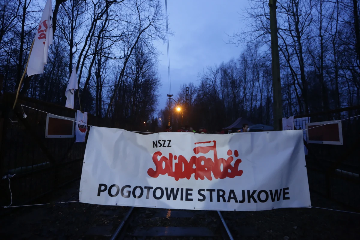 17 stycznia rozpocznie się bezterminowa blokada wysyłki węgla z kopalń spółki do elektrowni - zdecydował w środę sztab protestacyjno-strajkowy. To ostrzeżenie na wypadek, gdyby w sporze toczącym się w Polskiej Grupie Górniczej nie doszło do porozumienia. Na 12 i 13 stycznia zapowiedziano referendum strajkowe w kopalniach.