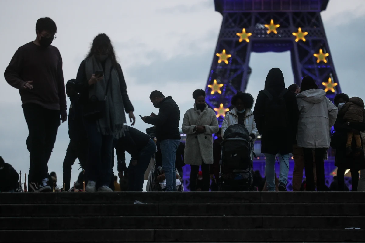 ​192 483 - to nie informacja o dobowej liczbie zakażeń koronawirusem, ale... liczba fałszywych paszportów covidowych we Francji. To oficjalne dane francuskiego ministerstwa spraw wewnętrznych. Śledczy prowadzą ponad 435 dochodzeń w tej sprawie.