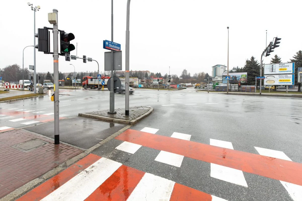 Ponad 8,2 mln zł ma kosztować przebudowa skrzyżowania al. Wyzwolenia z al. Okulickiego w Rzeszowie. Rozpoczęta właśnie inwestycja drogowa będzie jedną z największych, które będą wykonywane w stolicy Podkarpacia w tym roku.