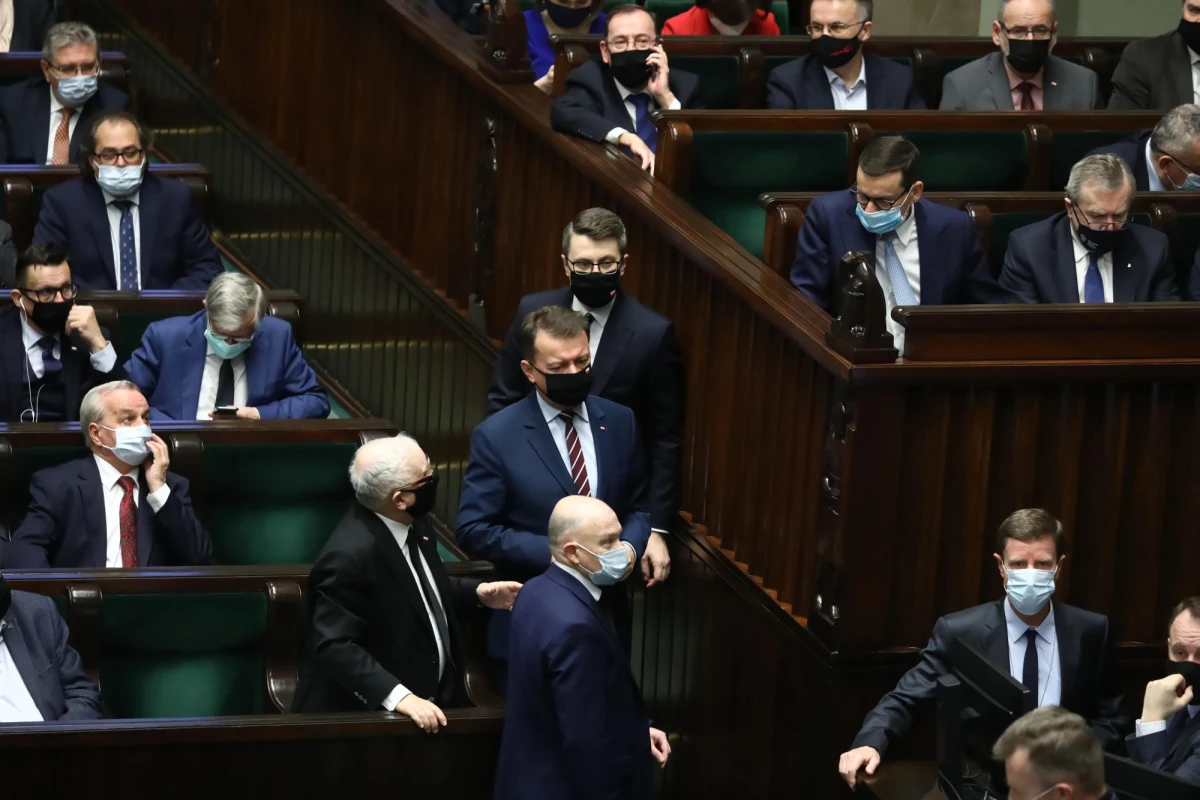 Polski rząd przygotował projekt ustawy przewidującej rekompensatę dla osób fizycznych ponoszących koszty sprzedaży gazu po cenach taryfowych - poinformował w środę rzecznik rządu Piotr Müller. Jak zapewniał, ma pojawić się również "mechanizm refinansowania, kompensacyjny dla spółek, które ponoszą koszty stosowania cen taryfowych". Wcześniej zapowiedział wyrównanie dla osób, u których "mogło dojść w kilku miejscach do złego naliczenia zaliczki na podatek dochodowy".