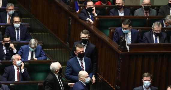 Polski rząd przygotował projekt ustawy przewidującej rekompensatę dla osób fizycznych ponoszących koszty sprzedaży gazu po cenach taryfowych - poinformował w środę rzecznik rządu Piotr Müller. Jak zapewniał, ma pojawić się również "mechanizm refinansowania, kompensacyjny dla spółek, które ponoszą koszty stosowania cen taryfowych". Wcześniej zapowiedział wyrównanie dla osób, u których "mogło dojść w kilku miejscach do złego naliczenia zaliczki na podatek dochodowy".